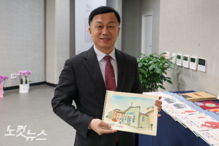 임현희 목사가 처음 스케치북에 그린 작품을 들고 설명하고 있다. 최화랑 기자