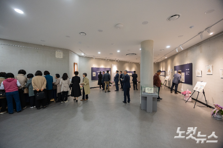 전주기독교근대역사기념관 전시장 전경. 스케치북과 펜 드로잉 작품들이 전시돼 있다. 최화랑 기자