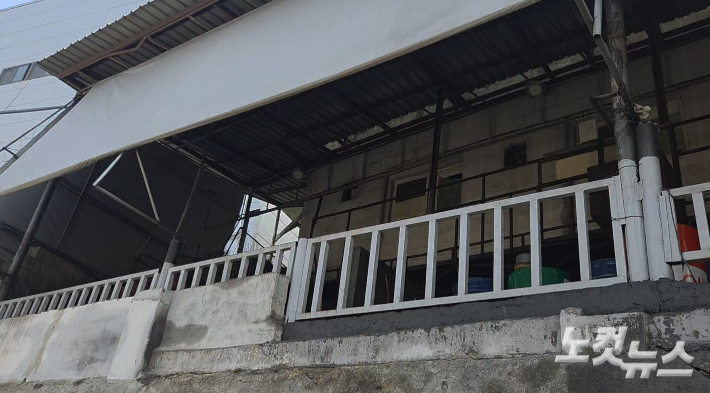 안전공업 대화동 공장 건물 뒤편, 담장과 건물 외벽 사이 샌드위치 판넬이 올려져 있다. 박우경 기자