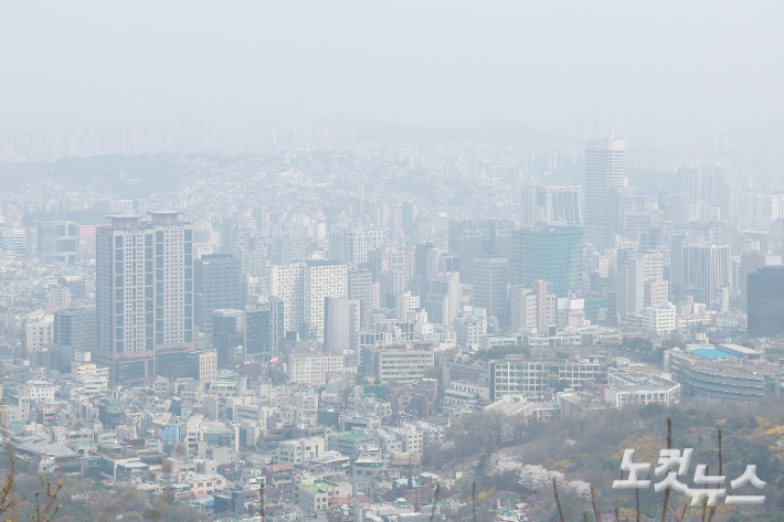 미세먼지와 초미세먼지 농도가 나쁨 수준을 보인 3일 서울 남산에서 바라본 도심이 뿌옇다. 류영주 기자