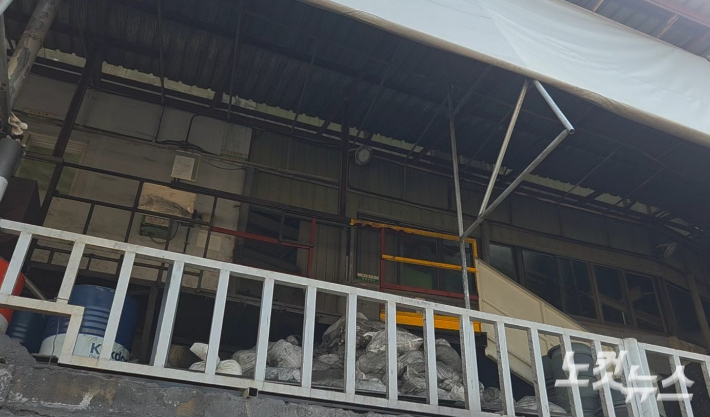 불법 증축 공간으로 확인된 슬레이트 지붕 밑에 자재들이 쌓여져 있다. 박우경 기자