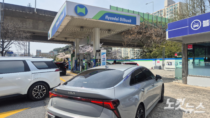 3일 오후 광주 동구의 한 주유소. 주유 순서를 기다리는 차량들로 줄이 길게 이어져 있다. 한아름 기자