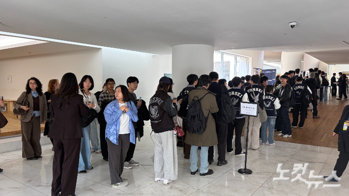 3일 서울 연세대학교 대우관에서 마크롱 대통령 강연을 듣기 위해 줄을 선 학생들. 박인 기자