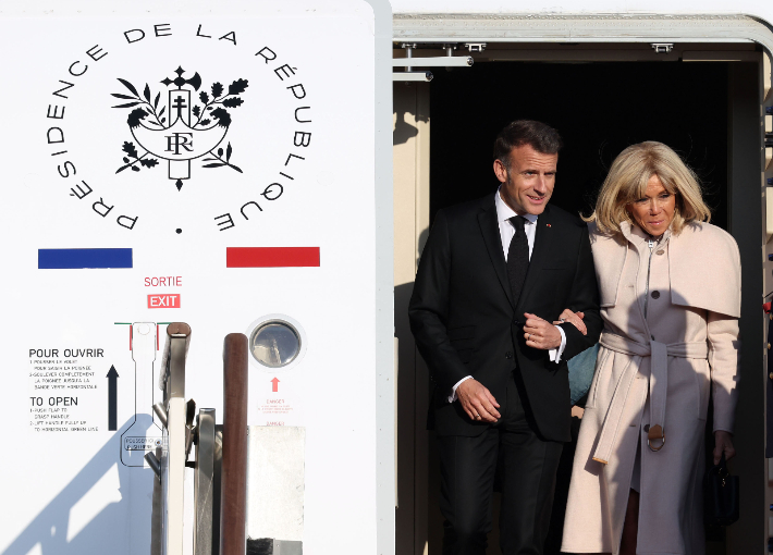 에마뉘엘 마크롱 프랑스 대통령과 브리지트 마크롱 여사가 2일 경기 성남 서울공항에 도착하고 있다. 마크롱 대통령의 이번 방한은 2017년 취임 후 처음이며, 프랑스 대통령으로서는 11년 만에 이루어지는 국빈 방문이다. 이재명 대통령은 3일 마크롱 대통령과 정상회담과 국빈 오찬 등의 일정을 진행할 예정이다. 황진환 기자