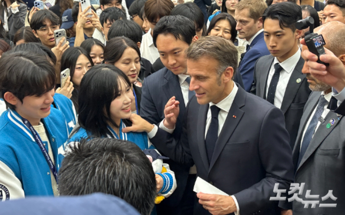 3일 연세대학교 학생들과 사진 촬영 시간을 가지고 있는 마크롱 대통령의 모습. 박인 기자