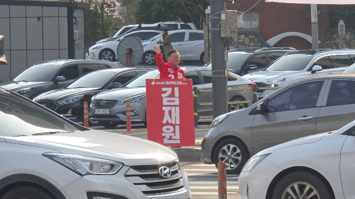 김재원 예비후보가 포항 형산교차로에서 거리인사를 하고 있다. 김재원 예비후보 캠프 제공