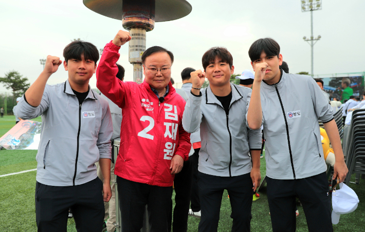 김재원 예비후보가 도민체육대회에서 참가자들과 인사하고 있다. 김재원 예비후보 캠프 제공