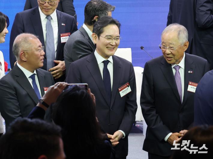 기념 촬영 준비하는 이재용-정의선