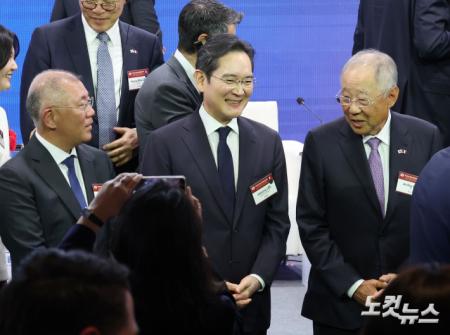 기념 촬영 준비하는 이재용-정의선