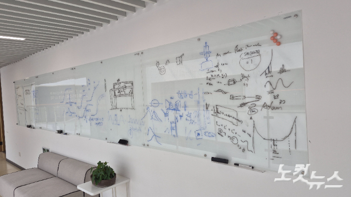 '다장 저온과학기술'은 격식을 차린 회의가 없다. 필요한때 필요한 사람이 복도 칠판 앞에 모여 기술적 문제에 대해 논의하고 해결책을 찾는다. 정영철 기자 