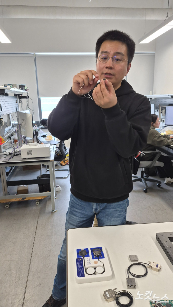 극저온 나노 제품을 만드는 '다장 저온과학기술'의 창업자 총쥔좡(丛君状)씨가 제품에 대해 설명하고 있다. 정영철 기자