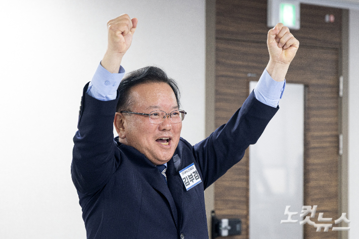 6·3 지방선거 대구시장에 출사표를 던진 김부겸 전 국무총리가 3일 서울 영등포구 여의도 더불어민주당 중앙당사에서 열린 공천 심사 면접에서 파이팅을 외치고 있다. 윤창원 기자