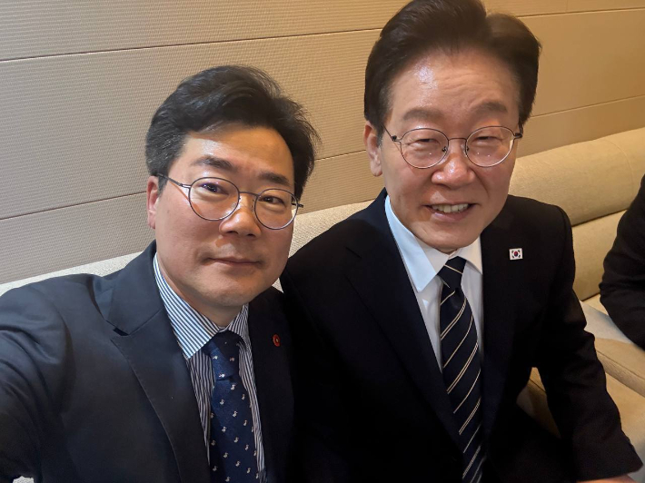 박찬대 국회의원과 이재명 대통령이 함께 셀카를 촬영하고 있는 모습. 페이스북 캡처