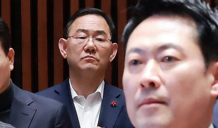 국민의힘 장동혁 대표가 지난달 31일 국회에서 열린 의원총회에 참석해 국기에 경례하고 있다. 왼쪽은 주호영 국회부의장. 연합뉴스