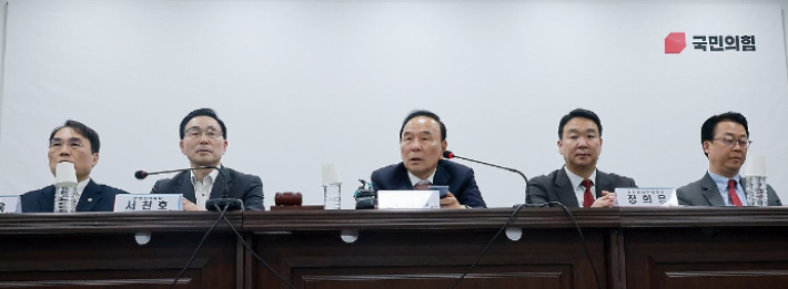 국민의힘 공천관리위원장인 박덕흠 의원이 2일 서울 영등포구 여의도 중앙당사에서 열린 공관위 첫 회의에서 발언하고 있다. 연합뉴스