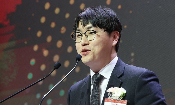 하정우 청와대 AI미래기획수석이 지난 2월 10일 서울 성북구 한국과학기술연구원에서 열린 'KIST 개원 60주년 기념식'에서 이재명 대통령 축사를 대독 하고 있다. 연합뉴스