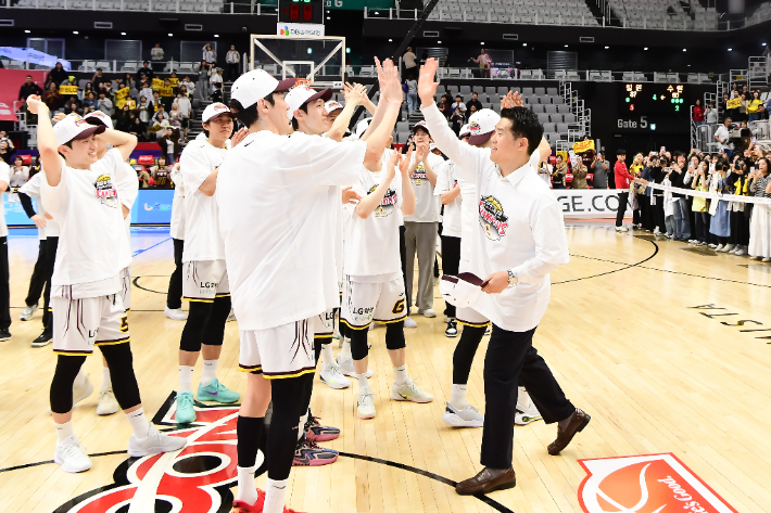 정규리그 우승을 차지한 LG. KBL 제공