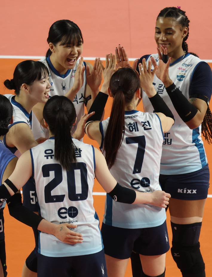 3일 김천실내체육관에서 열린 2025-2026 V-리그 포스트 시즌 여자 프로배구 챔피언 결정전 2차전 GS칼텍스와 한국도로공사의 경기에서 GS칼텍스 선수들이 득점에 성공한 뒤 기뻐하고 있다. 연합뉴스 