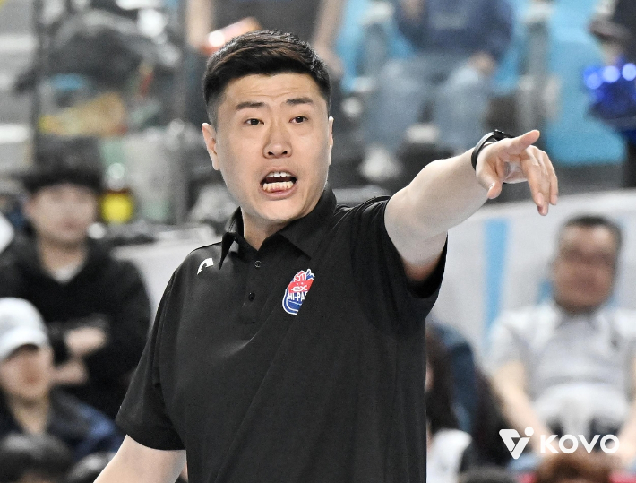 김종민 감독의 계약 만료로 도로공사의 임시 사령탑을 맡은 김영래 수석 코치. 한국배구연맹 
