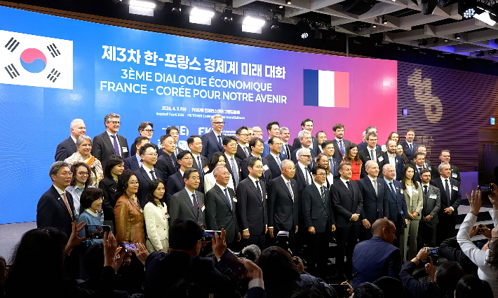 에마뉘엘 마크롱 프랑스 대통령과 김민석 국무총리, 류진 한경협 회장을 비롯한 양국 기업인과 정부 인사가 3일 FKI타워 컨퍼런스센터에서 열린 '제3차 한-프랑스 경제계 미래대화'에서 기념 촬영을 하고 있다. 한경협 제공