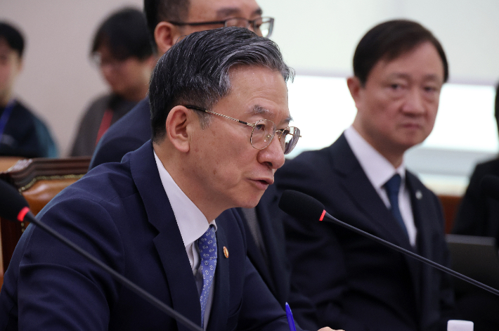 정성호 법무부 장관이 3일 국회에서 열린 '윤석열정권 정치검찰조작기소 의혹사건 진상규명' 국정조사특별위원회 전체회의에서 의원 질의에 답하고 있다. 연합뉴스