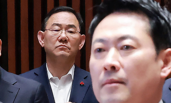 국민의힘 장동혁 대표가 지난달 31일 국회에서 열린 의원총회에 참석해 국기에 경례하고 있다. 왼쪽은 주호영 국회부의장. 연합뉴스