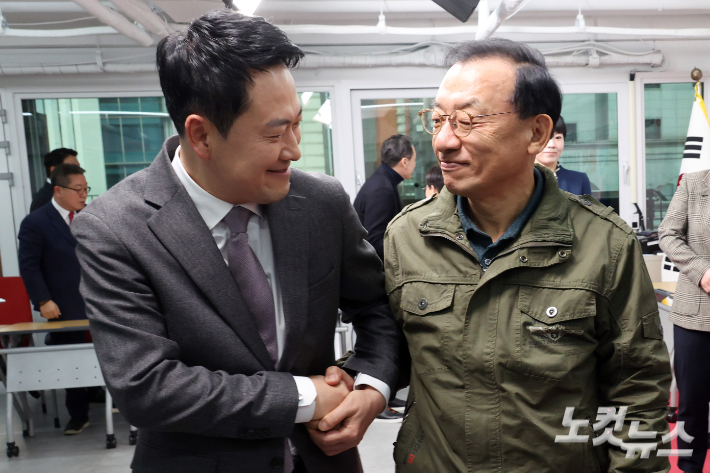 국민의힘 장동혁 대표와 이정현 전 공천관리위원장. 윤창원 기자