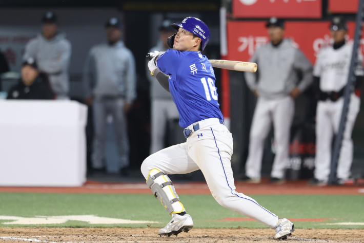 삼성 류지혁이 3일 kt와 원정에서 6회 역전 결승 1타점 3루타를 때리고 있다. 삼성 