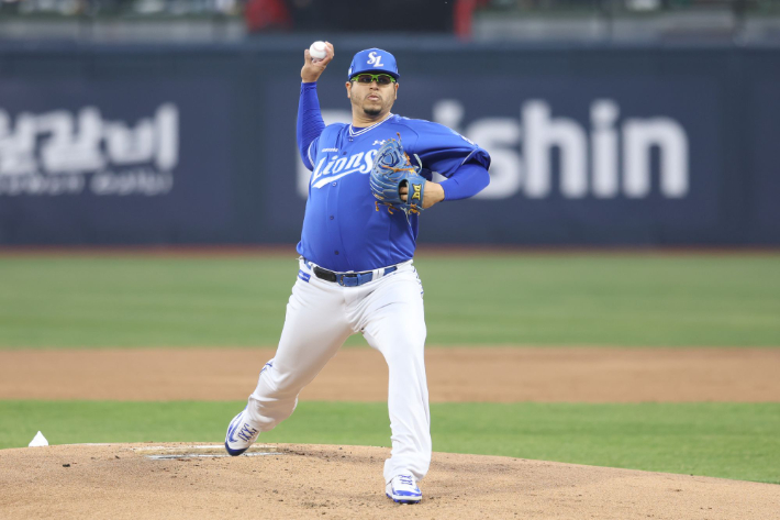 역투하는 삼성 에이스 후라도. 삼성 