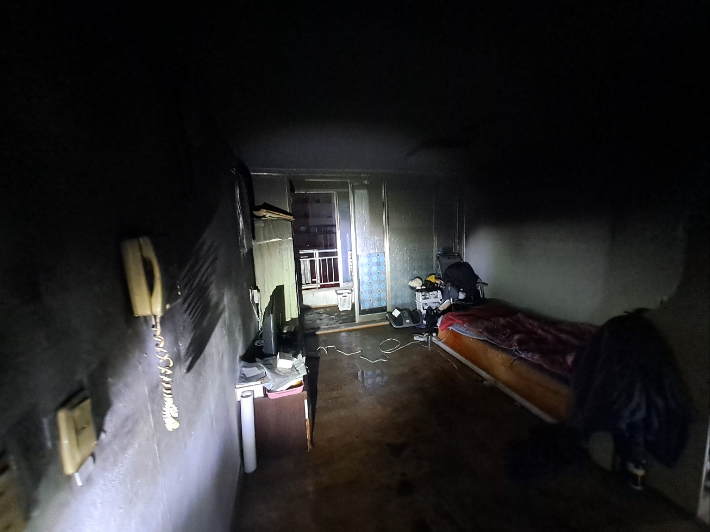 불이 난 아파트 내부. 전북소방본부 제공