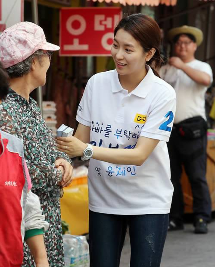 배우 윤세인이 지난 2014년 대구시장 출사표를 던진 아버지 김부겸 후보 유세 현장에서 선거운동을 돕고 있다. 연합뉴스