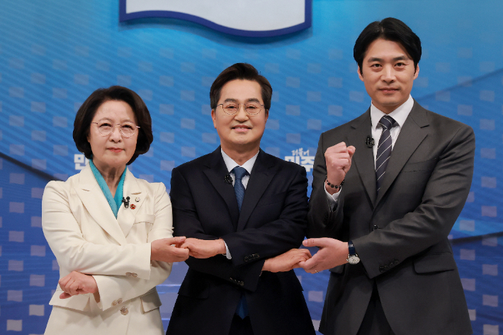 더불어민주당 추미애(왼쪽부터)·김동연·한준호 경기지사 경선후보가 지난 1일 서울 양천구 SBS 목동 스튜디오에서 열린 더불어민주당 경기도지사 후보자 2차 TV 합동토론회에 참석해 기념 촬영하고 있다. 연합뉴스