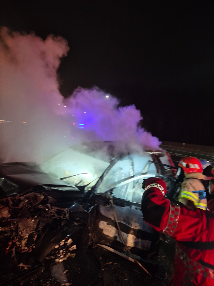 4일 오전 0시 15분쯤 대구 동구 경북고속도로 서울 방면 도동 분기점 인근에서 승용차가 정차 중이던 SUV 차량을 추돌해 1명이 숨지고 1명이 다쳤다. 대구소방안전본부 제공