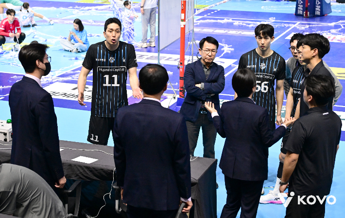 판정에 항의하는 현대캐피탈 선수단. 한국배구연맹