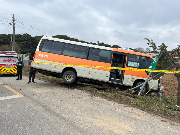 승용차와 충돌한 후 충격으로 통신주를 들이받고 인근 밭에 빠진 시내버스. 전북소방본부 제공