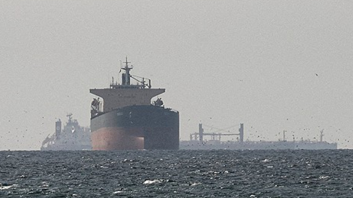 호르무즈 해협 인근에 정박 중인 화물선들. 연합뉴스