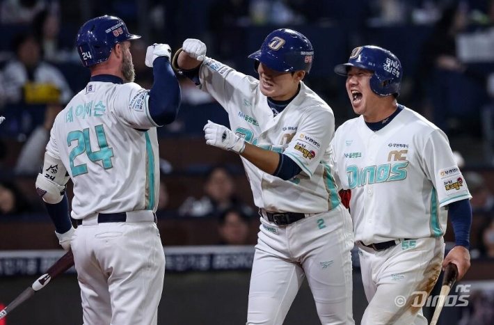 프로야구 NC 주장 박민우(가운데)가 4일 KIA와 원정에서 데이비슨 등 동료들과 세리머니를 하는 모습. NC 