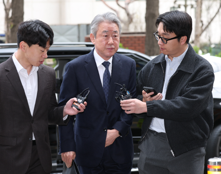 뇌물 수수 의혹을 받고 있는 강호동 농협중앙회장이 4일 마포구 서울경찰청 반부패수사대에 조사를 받기 위해 출석하고 있다. 연합뉴스