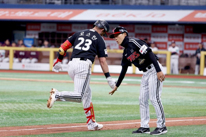 4일 키움과 원정에서 홈런을 때리고 그라운드를 도는 LG 오스틴. LG 트윈스  