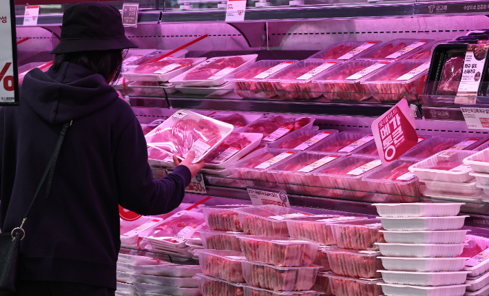 중동 전쟁 여파에 사룟값 상승…축산물 물가 '압박'