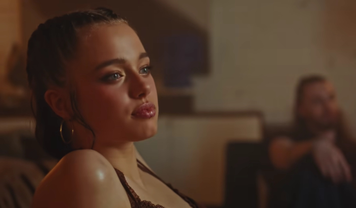 우주소녀 다영 뮤직비디오 티저 영상에 등장한 샤일로 졸리. 스타쉽 유튜브 갈무리