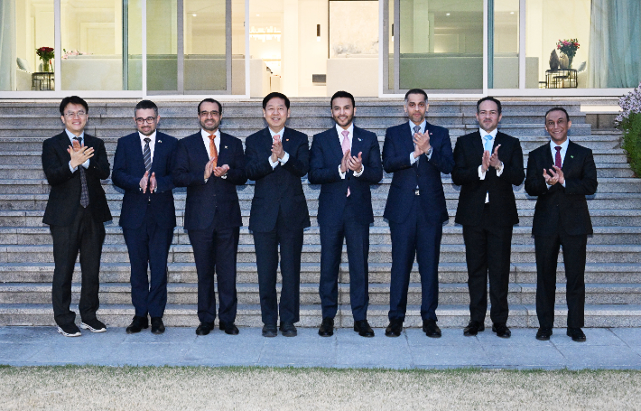 구윤철 부총리 겸 재정경제부 장관이 3일 주한 UAE 대사관저를 방문해 걸프 협력회의(GCC) 6개 회원국 주한대사 등 관계자들(왼쪽부터 문지성 재경부 국제경제관리관, 암마르 압둘하페드 마라피 쿠위이트 대리대사, 자카리야 하메드 힐랄 알-사다 오만 대사, 구윤철 부총리, 압둘라 사이프 알-누아이미 UAE 대사, 칼리드 이브라힘 압둘라만 알-하마르 카타르 대사, 사우드 하산 알리 알-누수프 바레인 대사, 파하드 모함메드 압둘라지즈 바라카 사우디아라비아 대리대사)과 면담 후 대사들과 기념사진을 찍고 있다. 재정경제부 제공