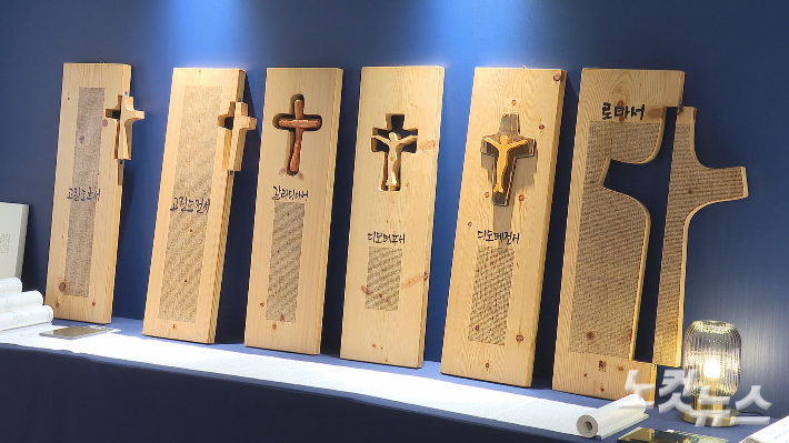 나무판에 새긴 성경필사 작품들. 오요셉 기자