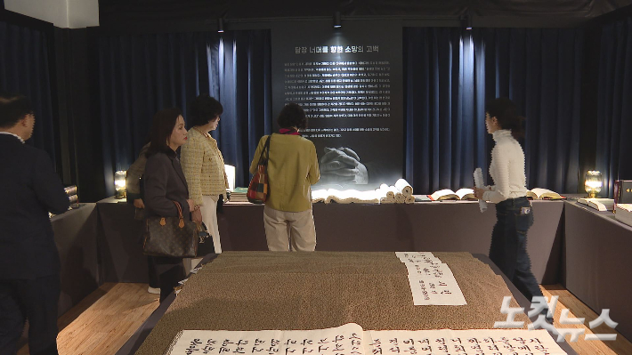 전시장을 둘러보고 있는 자원봉사자들. 오요셉 기자.