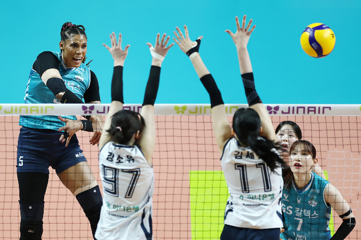 5일 서울 장충체육관에서 열린 챔피언 결정전 한국도로공사 대 GS칼텍스 3차전 경기. GS칼텍스의 실바가 공격을 시도하고 있다. 연합뉴스 