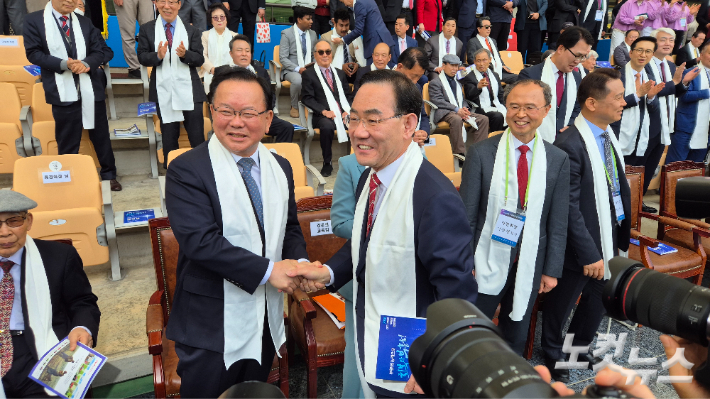 5일 대구스타디움에서 열린 부활절 연합예배 행사에 참석한 더불어민주당 김부겸 전 국무총리와 주호영 국회 부의장이 악수하며 인사를 나누고 있다. 정진원 기자