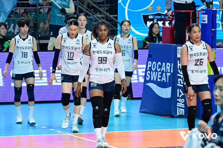 도로공사 선수들이 5일 GS칼텍스와 챔프전 3차전에서 패배가 확정되자 코트를 빠져나오고 있다. KOVO 