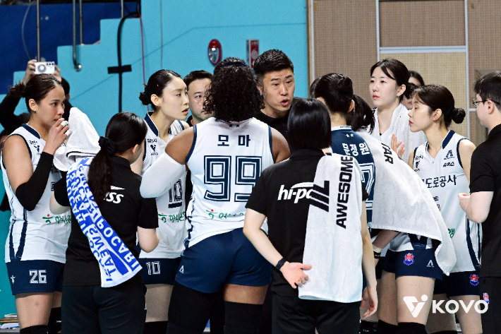 도로공사 김영래 감독 대행이 5일 챔프전 3차전에서 선수들을 격려하고 있다. KOVO 