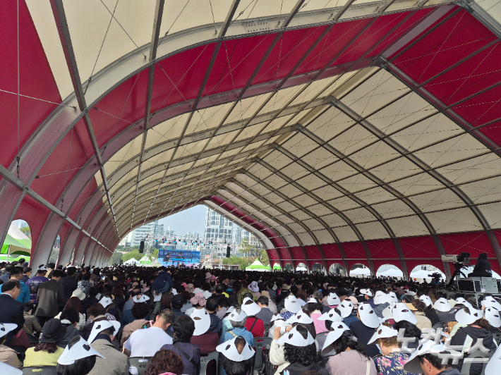 울산시민과 성도들이 부활절 연합예배를 드리고 있다. 김유리 아나운서