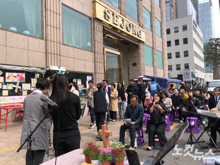 광야에서, 모두의교회P.U.B, 손잡는교회, 청암교회 등은 5일 서울 중구 세종호텔 앞 농성장에서 '세종호텔 해고노동자와 함께하는 부활절 현장 연합예배'를 드리고 있다. 장세인 기자